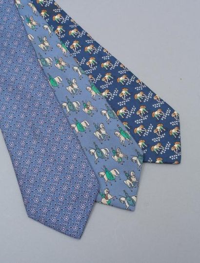 null HERMES

Lot de 3 cravates Hermès en soie à fond bleu à décor géométriques, stylisée...
