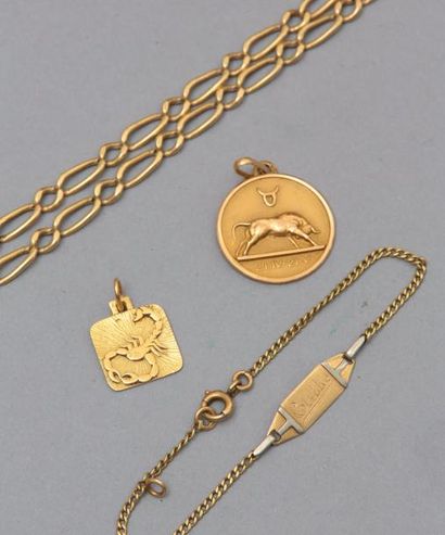 null Lot d'or comprenant :
Deux médailles en or jaune 18k (750) du signe du zodiaque...
