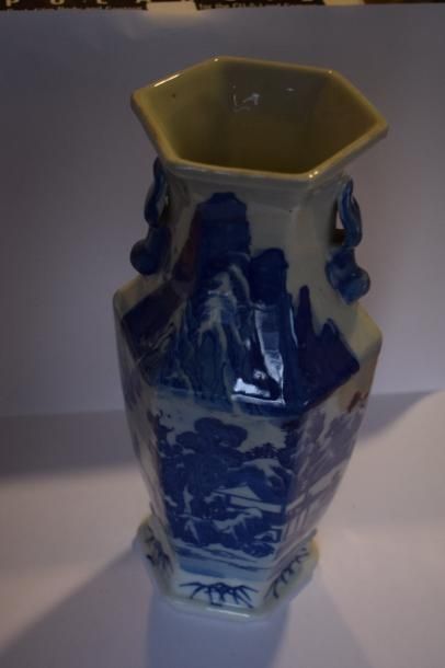 null Chine , vase balustre ,XXe 

Vase balustre à pans coupés en porcelaine bleu...