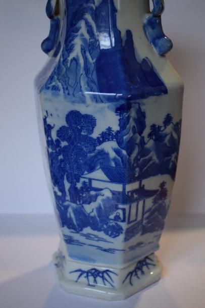 null Chine , vase balustre ,XXe 

Vase balustre à pans coupés en porcelaine bleu...