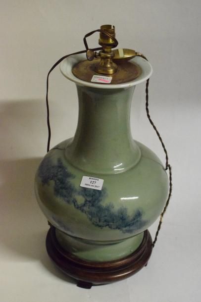 null Chine vase balustre à long col XXe

Vase monte en lampe en porcelaine à décor...
