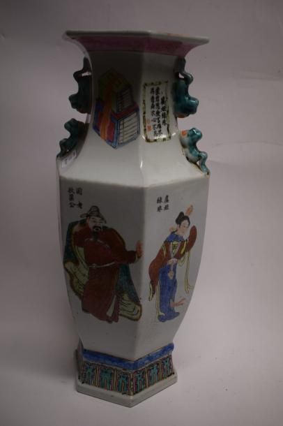 null Chine, vase balustre ,XXe 

Vase balustre à pans coupés en porcelaine à décor...
