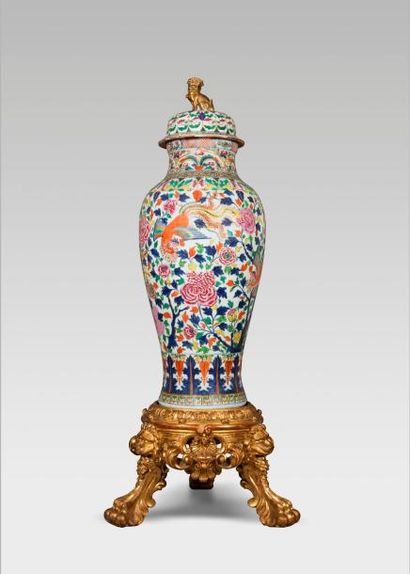 null France, Grand vase couvert et son socle en bois doré , Samson, XIXe

Rare potiche...