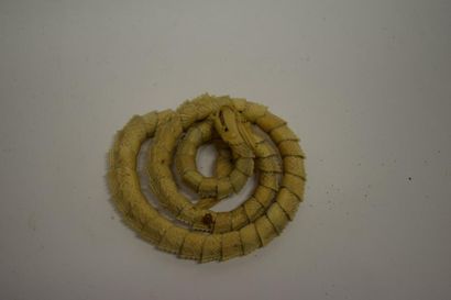 null Bracelet articulé en ivoire, sculpté en forme d'un dragon au long corps de serpent...