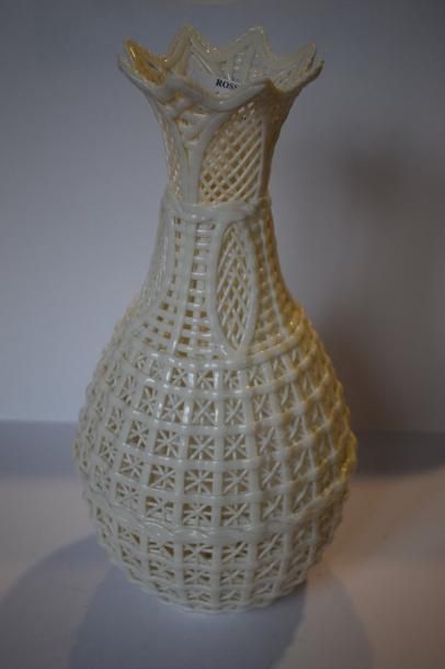 null Chine, vase en procelaine à décor ajouré figurant de l'osier, col évasé polylobé.

H....