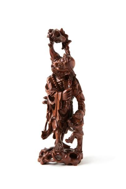 null Deux objets en bois sculpté, comprenant l'Immortel Dieguai Li accompagné d'un...