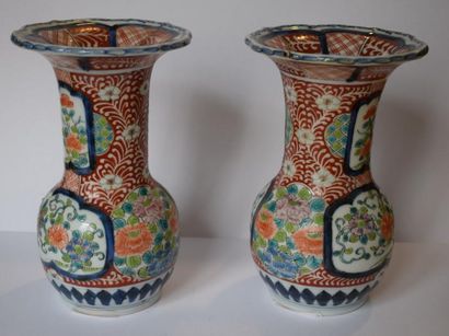 null Imari 

Paire de vases polychromes aàcol évasé à décor de fleurs dans des cartouches

Chine,...