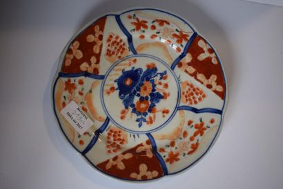 null Imari, ensemble de quatre assiettes en porcelaine à décor bleu et corail de...