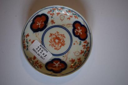 null Imari, deux assiettes à décor de feuillages et paysage bleu et corail à bords...