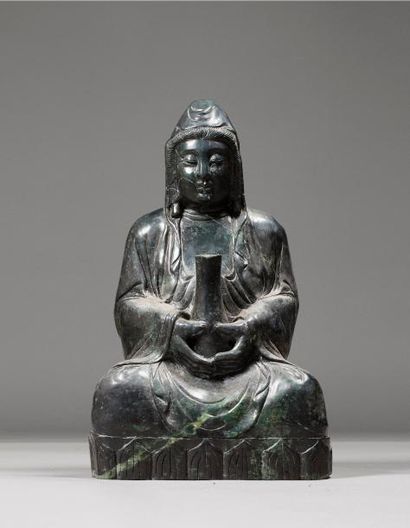 null Importante statue en pierre dure représentant un bouddha

Ht. 54, L. 31 cm 

Poids...