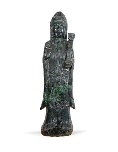 null Importante statue en pierre dure représentant une déesse

Ht. 100, L. 26 cm...