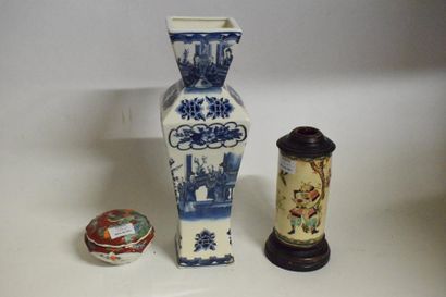 null Lot : un vase en porcelaine de Chine à décor bleu de personnages dans des intérieurs...