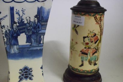 null Lot : un vase en porcelaine de Chine à décor bleu de personnages dans des intérieurs...