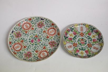null Lot de deux assiettes en porcelaine de Chine à décor de rinceaux de fleurs et...