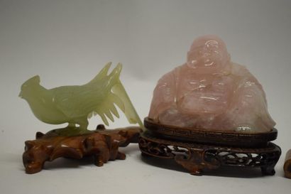 null Lot comprenant un Bouddha en quartz rose, une tabatière en malachite, deux oiseaux...