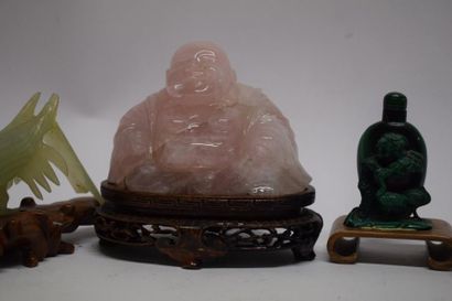 null Lot comprenant un Bouddha en quartz rose, une tabatière en malachite, deux oiseaux...