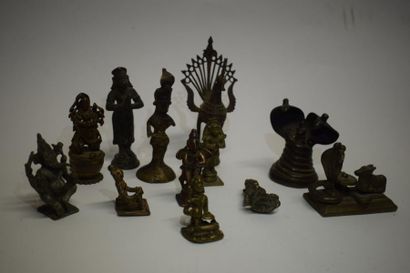 null Lot de douze petits bronze de village à thèmes divers, dont Krishna, DurgaMahishasuramardini,...