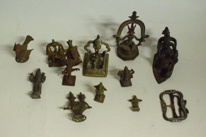 null Lot de douze petits bronze de village à thèmes divers, dont Krishna, Vishnu,...