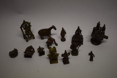 null Lot de treize petits bronze de village à thèmes divers, dont Lakshmi, Krishna,...