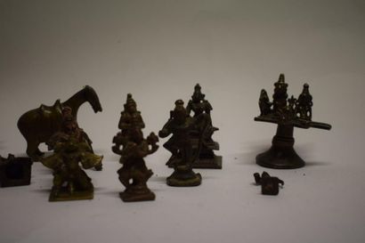 null Lot de treize petits bronze de village à thèmes divers, dont Lakshmi, Krishna,...