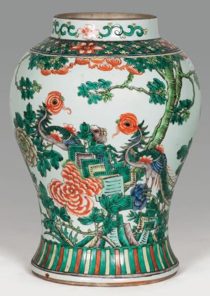 null Vase balustre en porcelaine et émaux de style famille verte à décor de deux...