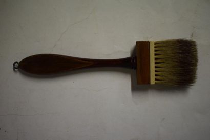 null Pinceau en bois et poils de blaireaux

H. : 22cm