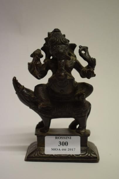 null Sujet en bronze de patine brune, représentant le dieu Ganesha à quatre bras...