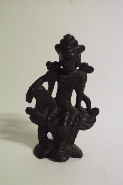 null Sujet en bronze de patine brune, représentant une Guanyin assise en délassement...