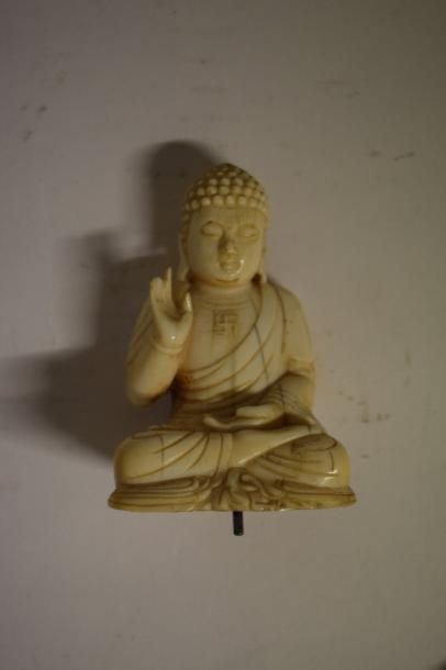 null Sujet en ivoire, représentant le Bouddha assis en méditation, la main droite...