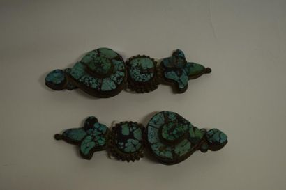 null Une paire de fibules en argent décorés de turquoises.

