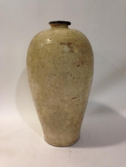 null Vase de forme "meiping" en grès émaillé beige, l'ouverture du col émaillée brun.

Japon,...