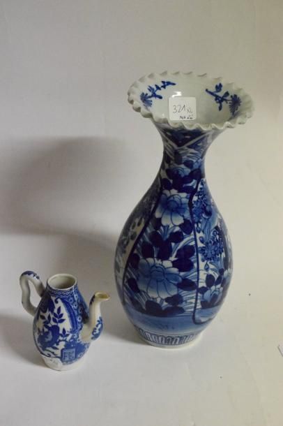 null Vase en porcelaine de Chine à cols polylobés à décor bleu d'oiseaux dans des...