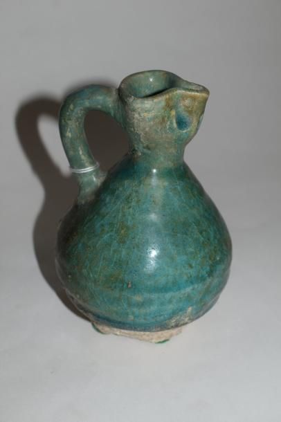 null Pichet en céramique, Iran, XIIIe siècle

Panse globulaire à bec tréflé recouvert...