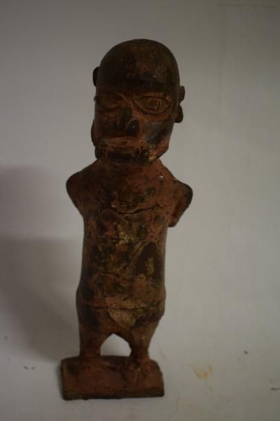null Bronze Benin (Nigeria) representant un prisonnier ou un esclave 

Haut: 26,5cm...