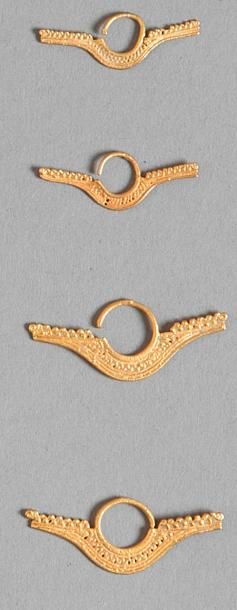 null 2 paires de petites boucles d'oreilles en or de forme elliptique, culture Sinú,...