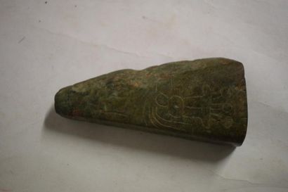 null MAYA (Mexique)
jadeite gravée de glyphes tardif
Hauteur: 13cm