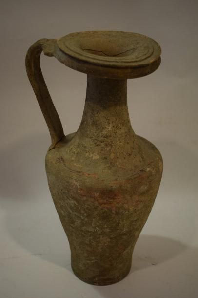 null Grand vase à anses en terre cuite.
Epoque antique.
H. : 36 cm.
 