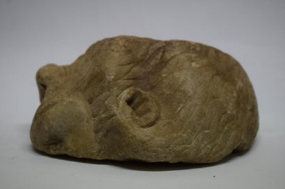 null Tête de lionne en marbre 

Epoque romaine

18,7x13,2 cm.



