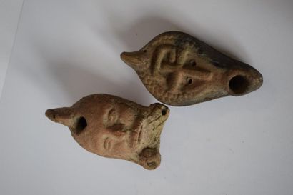 null Lot de deux lampes à huile époque romaine

Une en forme de visage.

Restauration...
