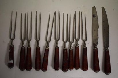 null Ensemble de dix fourchettes et deux couteaux aux manches en jaspe sanguin de...