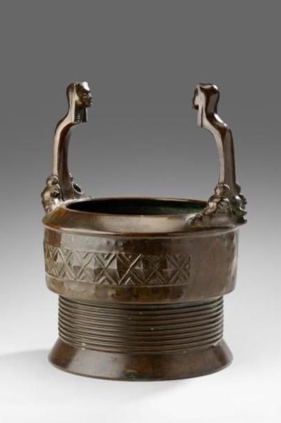 null Curieux cache pot orientalisant 

en cuivre patiné à haute base circulaire annelée,...