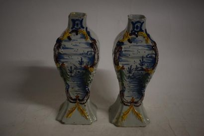 null Paire de vases en faïence de Delft
Egrenures
XVIII ème siècle
