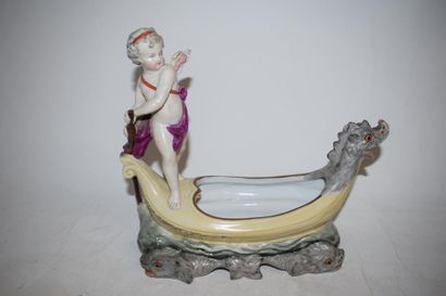 null Coupe en porcelaine à décor d'un amour sur une barque

Travail allemand, marque...