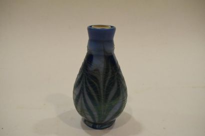null LUNDBERG studios

vase bouteille en verre à fond bleu et décor d'un motif de...
