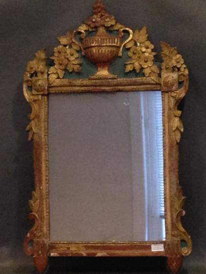 null Miroir en bois sculpté et doré de forme rectangulaire à décor de rinceaux surmonté...