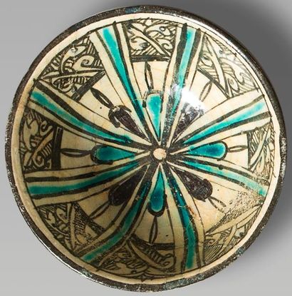 null Coupe à décor rayonnant, iran, XIII-XIVe siècle.

Céramique siliceuse à décor...