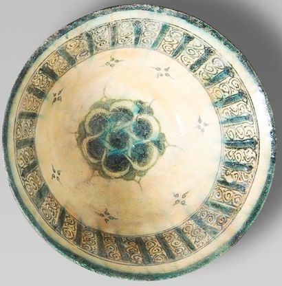 null Coupe à rosace, Iran XIII-XIVe siècle

Céramique siliceuse à décor peint en...