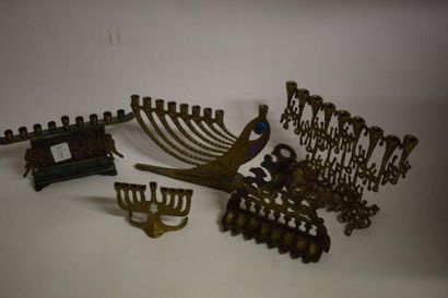 null Lot de cinq Hanoukkia et de Menorah en bronze

Travail du XXème siècle.

de...