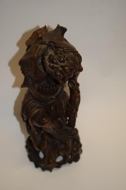 null Sujet en bois sculpté, représentant Li Tieguai, l'un des huit Immortels, une...