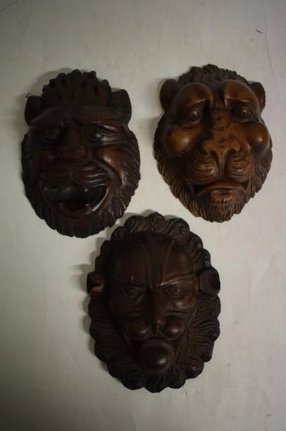 null Trois mascarons en bois sculpté représentant des têtes de lion. 

Fin XIXème...